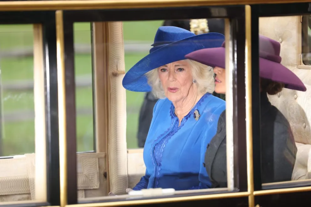 La reina Camila (I) y la primera dama de Estados Unidos, Melania Trump (D), en el carruaje que les llevó al banquete en honor del presidente de Estados Unidos, Donald Trump y su esposa, de visita de Estado al Reino Unido. Foto: EFE