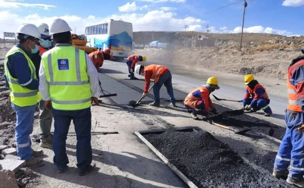 Trabajadores reponen carpeta asfáltica de una carretera como parte de la inversión pública. Foto. ABI