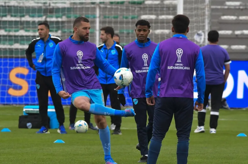 Echeverría (izq.) en la previa del partido contra Atlético Mineiro. Foto: APG.