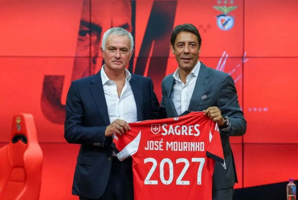 Mourinho (izq.) y el presidente del Benfica Rui Costa. Foto: EFE.