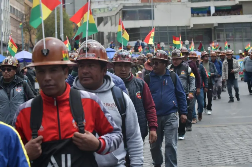 Mineros afiliados a la Fstmb se movilizan en el centro de La Paz la mañana de este jueves contra los avasallamientos. Foto: APG