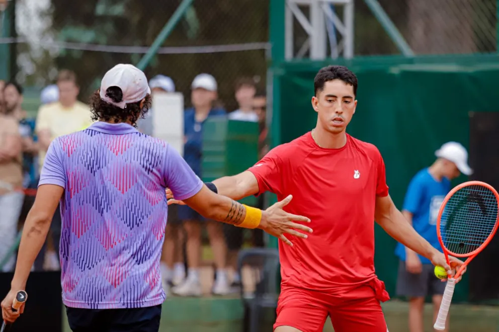 Dellien (der.) y Huertas del Pino se dan la mano durante su partido. Foto: Prensa / AAT.