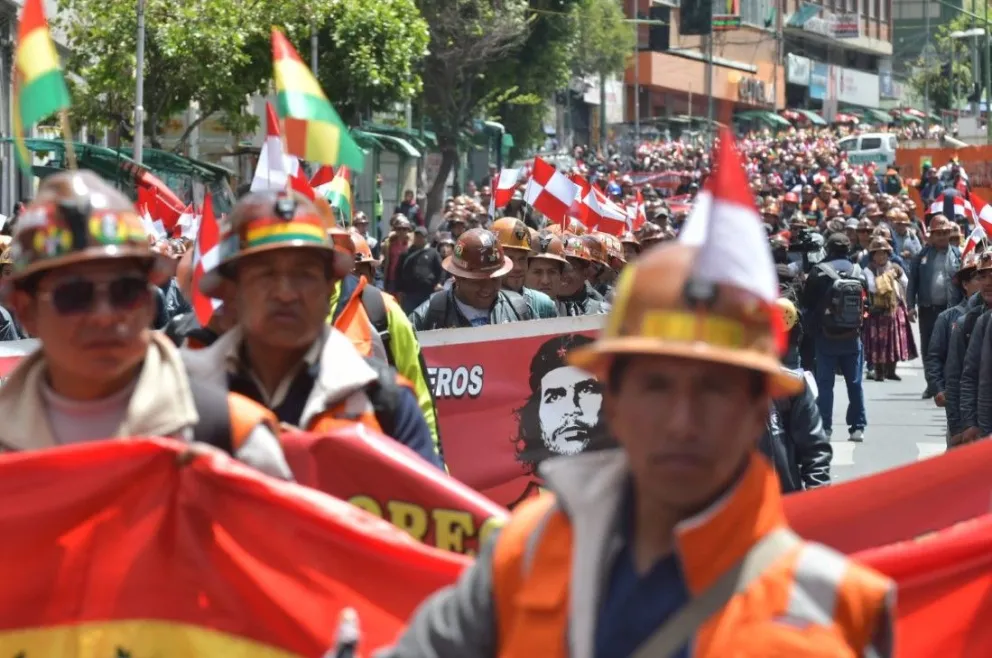 Cientos de mineros marchan hacia La Paz en protesta por los avasallamientos y exigiendo derechos laborales. Foto: APG
