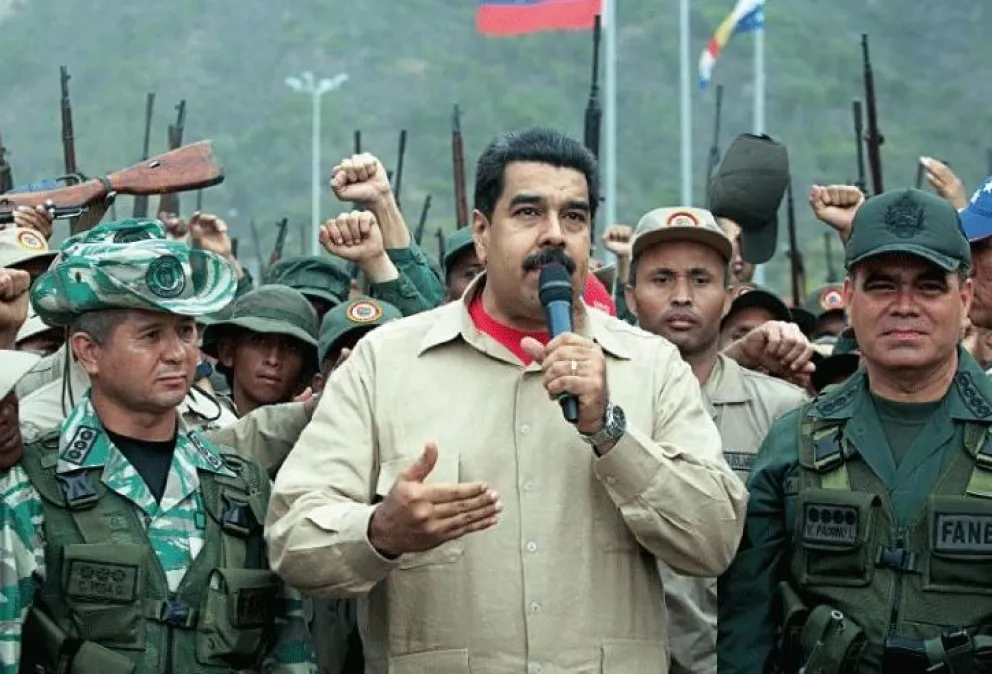 Maduro junto a sus milicianos. Foto: noticias.perfil.com