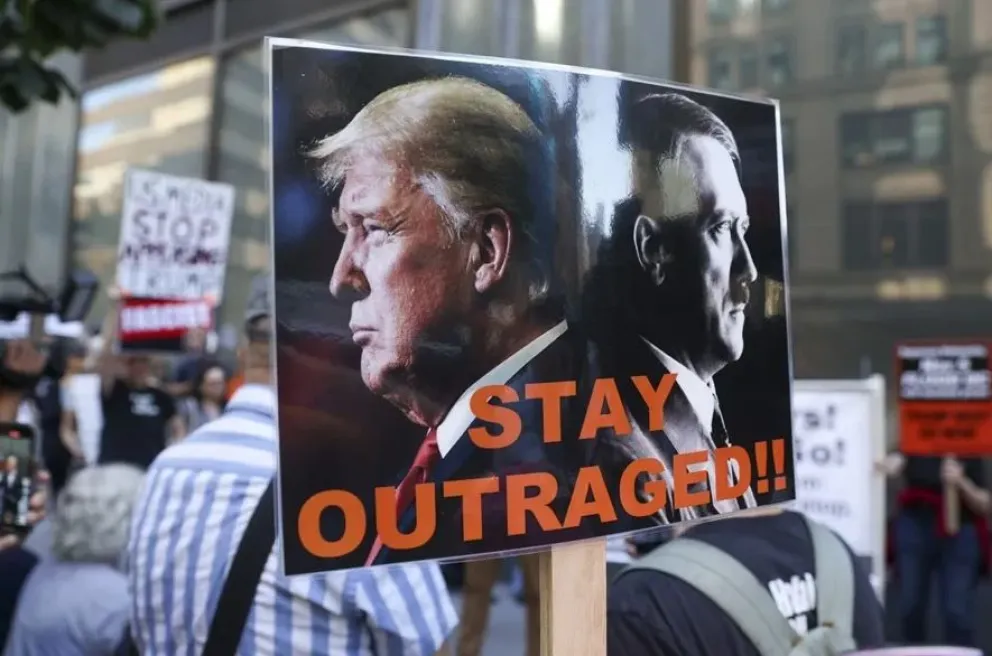 Una protesta frente a una oficina de ABC en reacción a la suspensión del presentador de televisión Jimmy Kimmel. Foto: EFE