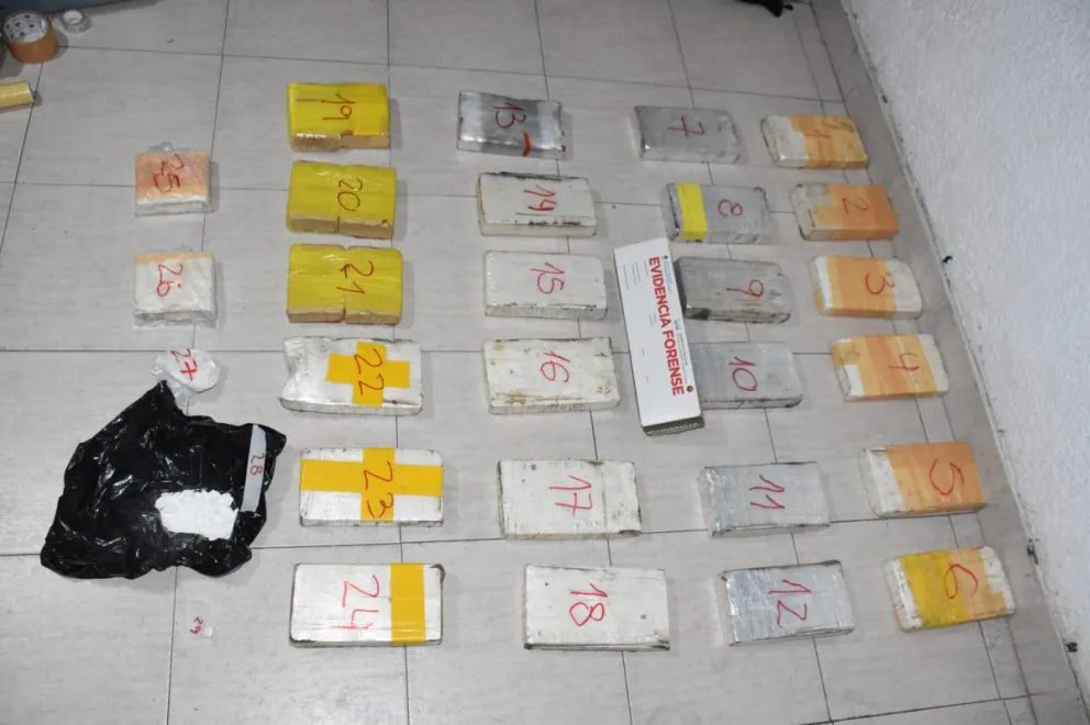 Parte de la droga que transportaba la avioneta que fue interceptada en Argentina. Foto: Ministerio de Seguridad de Argentina