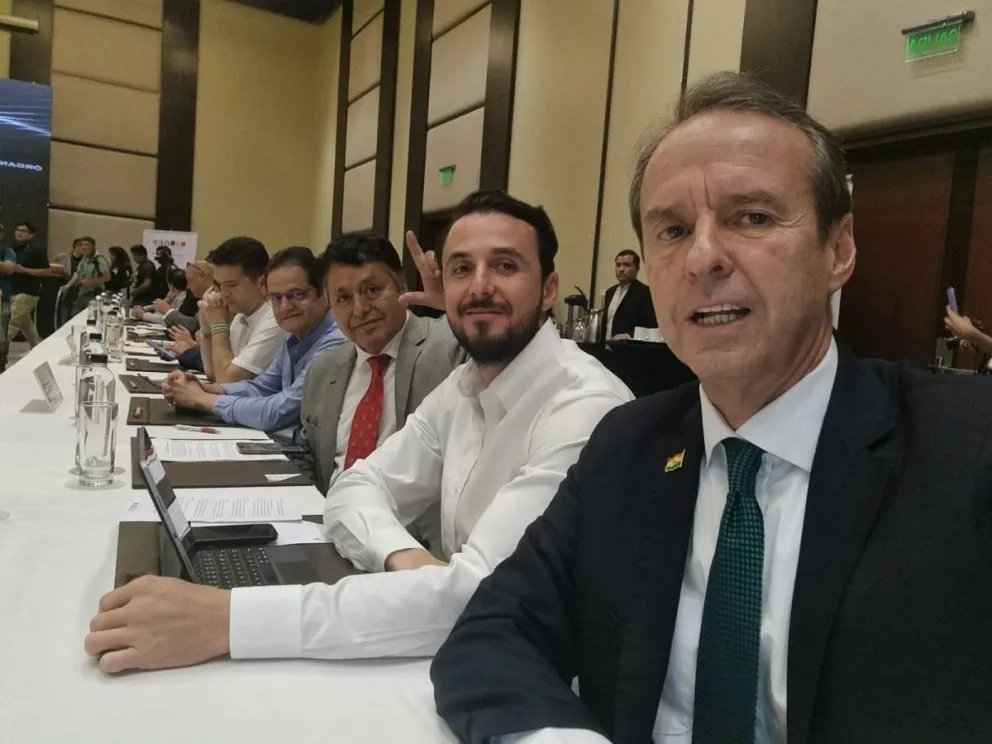 Tuto Quiroga junto a Velasco y otros integrantes de su alianza. Foto: RRSS del político 