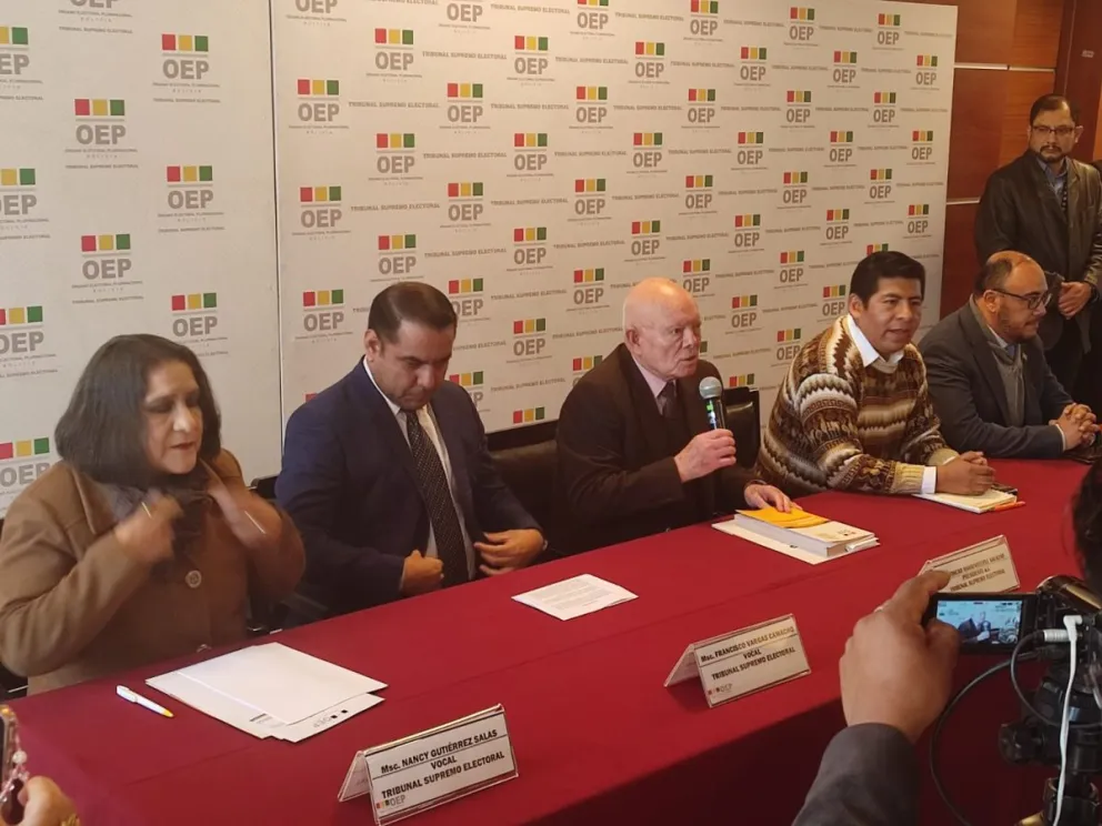 El presidente y vocales del TSE este viernes durante el sorteo. Foto: Paulo Lizárraga / Visión 360 