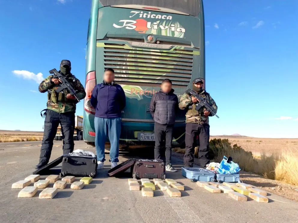 Las dos personas aprehendidas por narcotráfico. Foto: Felcn