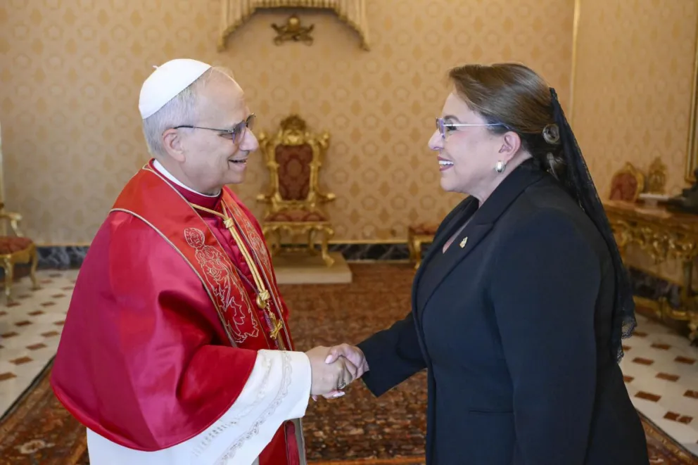 La presidenta de Honduras, Xiomara Castro, con el papa León XIV en el Vaticano. Foto: EFE