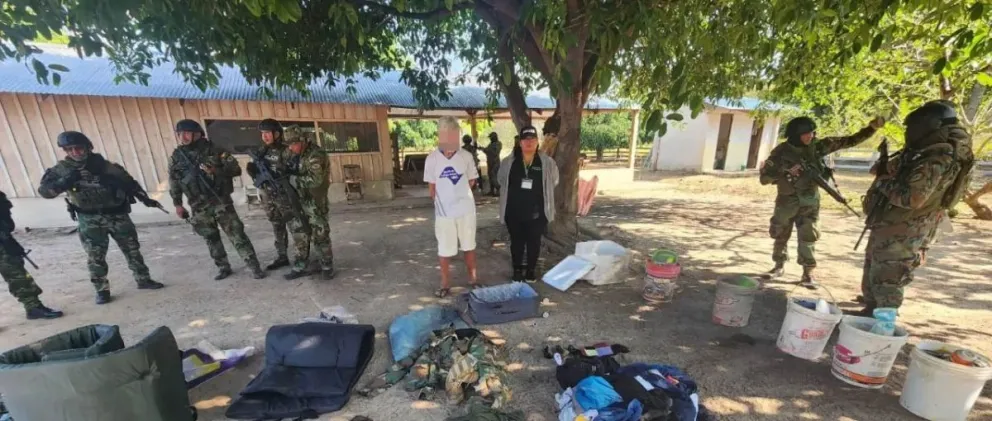 Los efectivos y el detenido tras el operativo. FOTO: Captura de video de Unitel