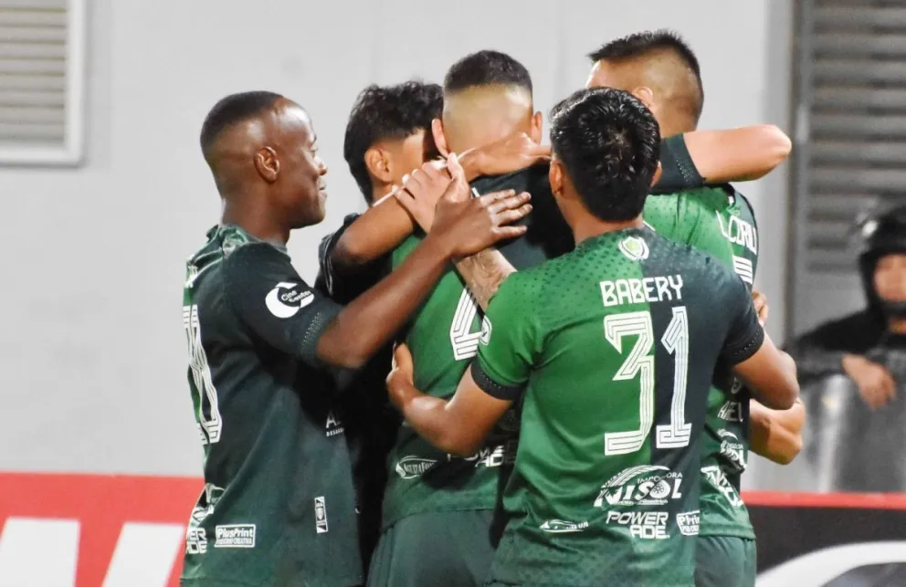 El festejo de los jugadores tarijeños en el estadio Félix Capriles. Foto: APG