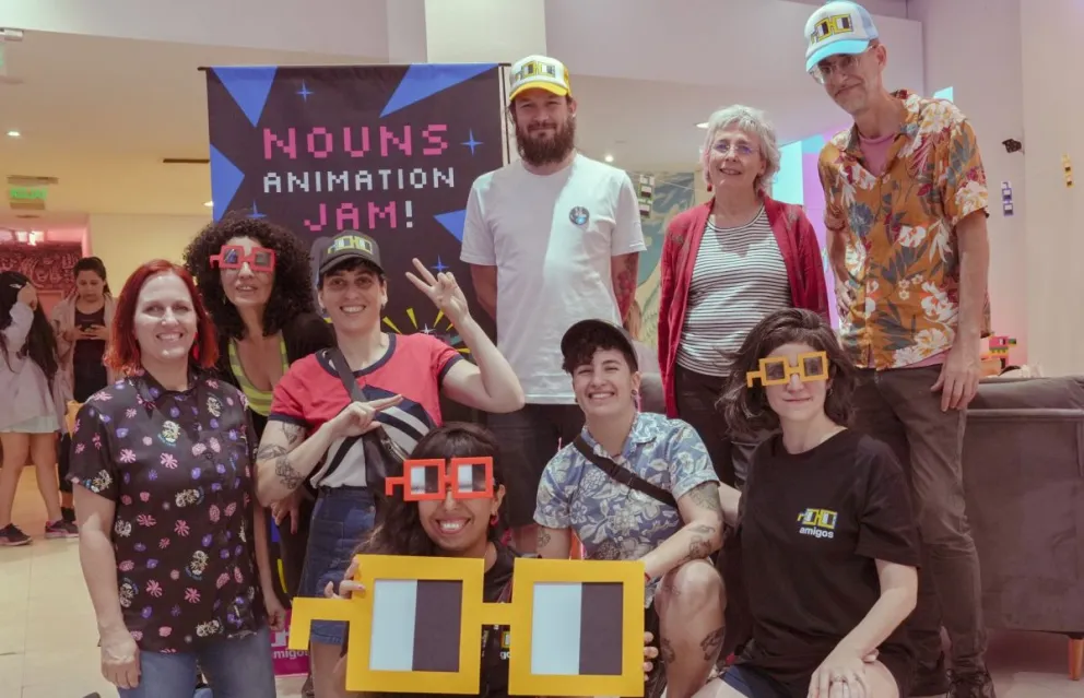 Mono, al centro, junto al equipo de Nouns Amigos. FOTO: BICeBé