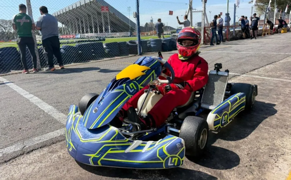 El joven piloto boliviano Abel Iriarte en su kart, durante los entrenamientos libres en Buenos Aires.