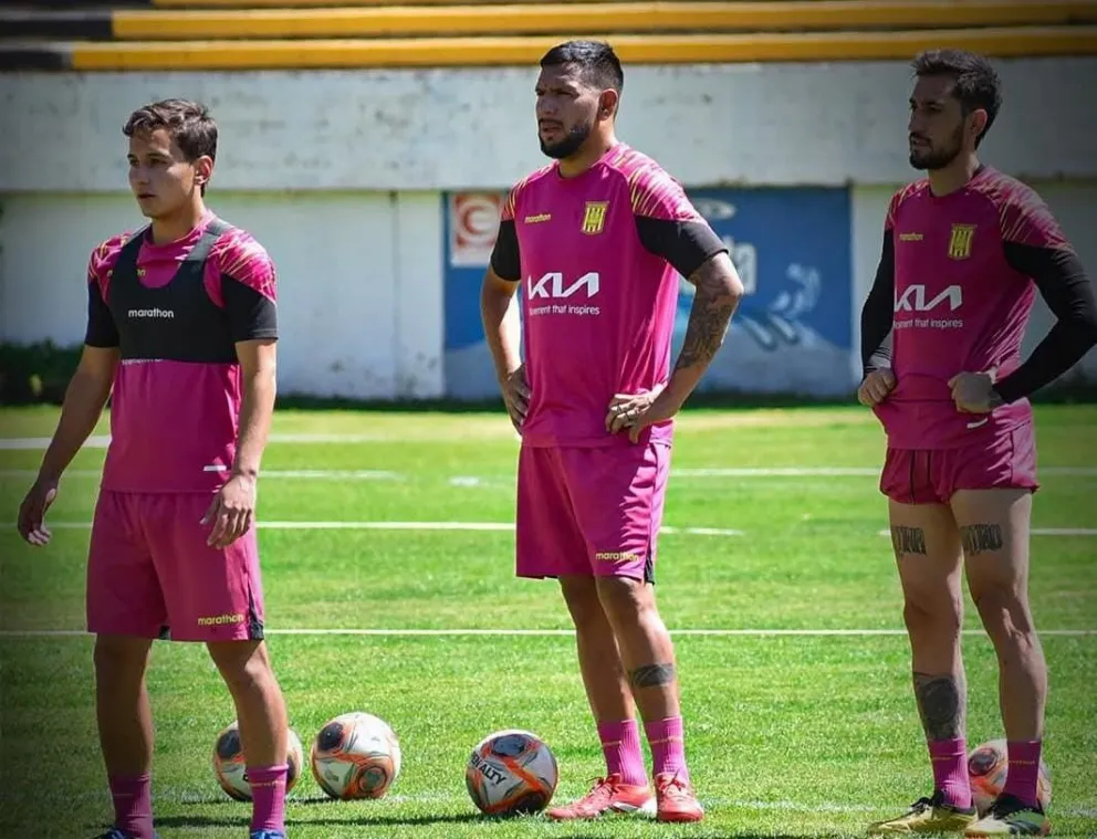Luciano Urisino (der.) junto a sus compañeros Fabricio Quaglio y Andrés Chávez en uno de los últimos entrenamientos del Tigre. Foto: club The Strongest