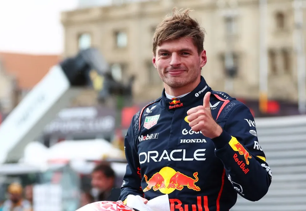 El piloto neerlandés Max Verstappen con el pulgar arriba después de conquista la “pole” en Gran Premio de Azerbaiyán. Foto: Red Bull
