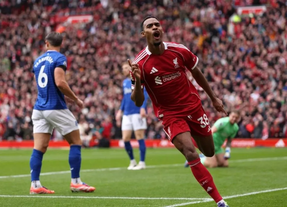 Ryan Gravenberch celebra el primer gol de Liverpool ante el Everton. Foto: Liverpool