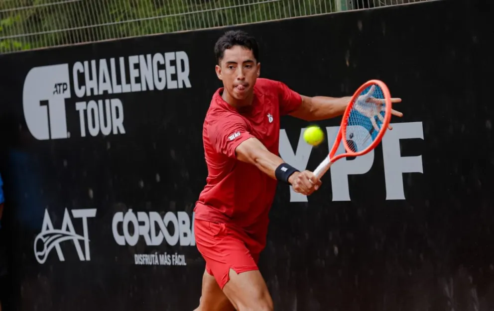 Murkel Dellien devuelve de revés la pelota al norteamericano Emilio Nava. Foto: Prensa AAT