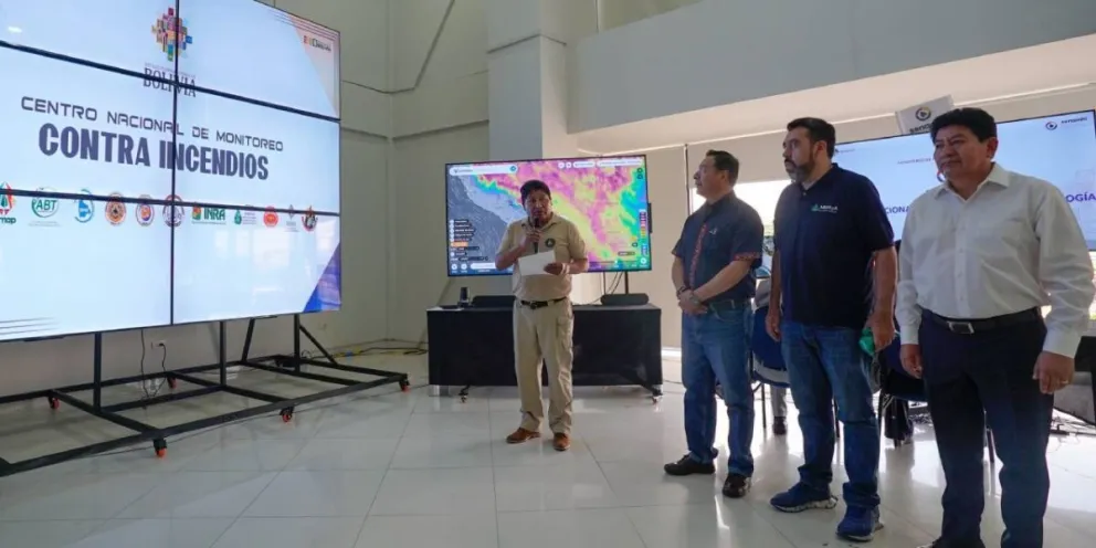 Autoridades visitaron este sábado el Centro Nacional de Monitoreo. Foto: AEP