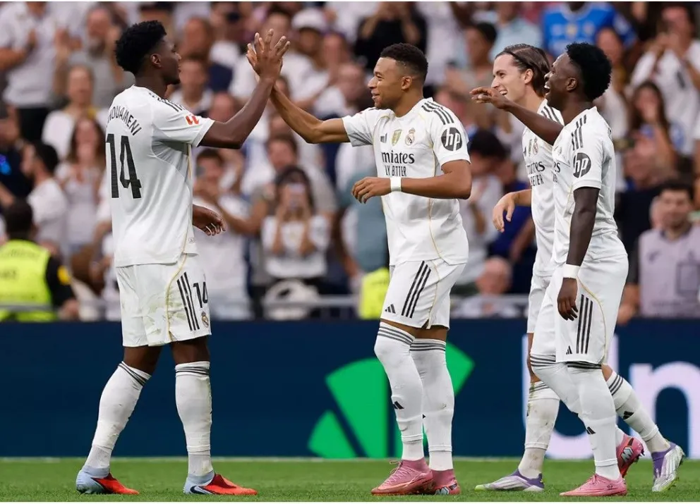 Kylian Mbappé (centro) festeja con sus compañeros el segundo gol del Madrid. Foto: Real Madrid