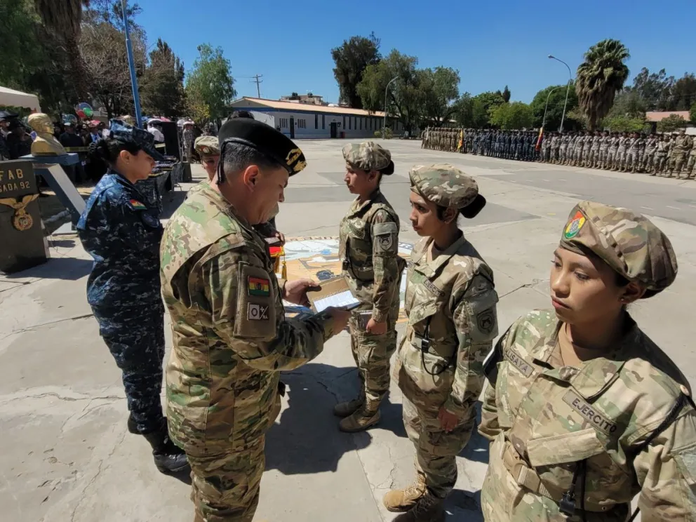 La entrega de libretas militarse se realizó en todos los departamentos de Bolivia. Foto: Ministerio de Defensa