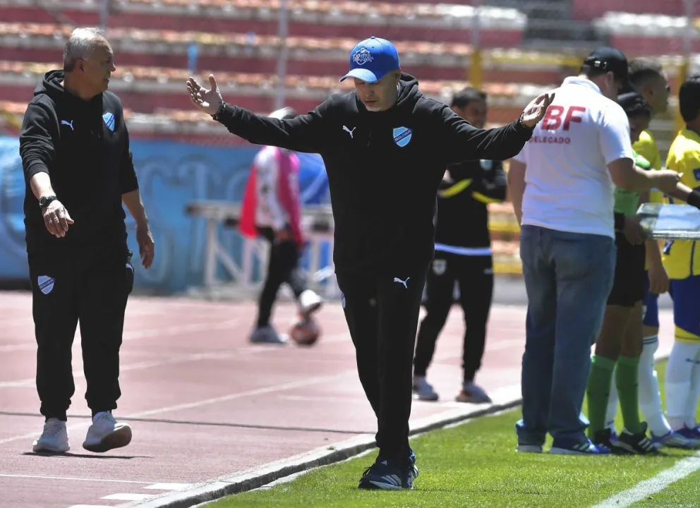 Flavio Robatto, entrenador del club Bolívar, gesticula al borde del campo de juego. Foto: APG