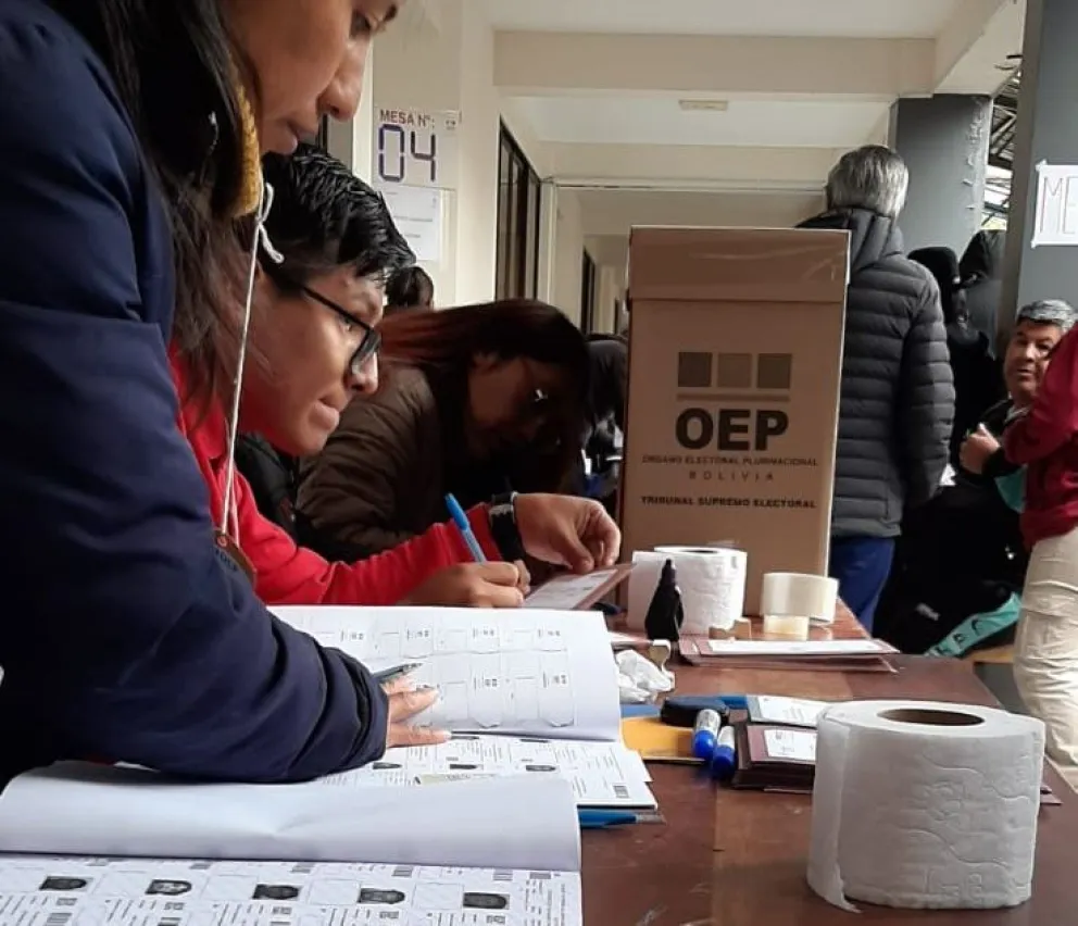 Una mesa de sufragio en La Paz. Foto: Visión 360