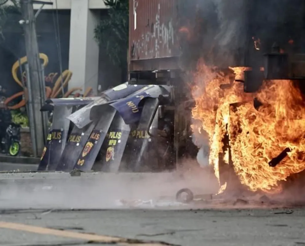 Enfrentamientos entre policías y manifestantes en Manila. EFE/EPA/FRANCIS R. MALASIG
