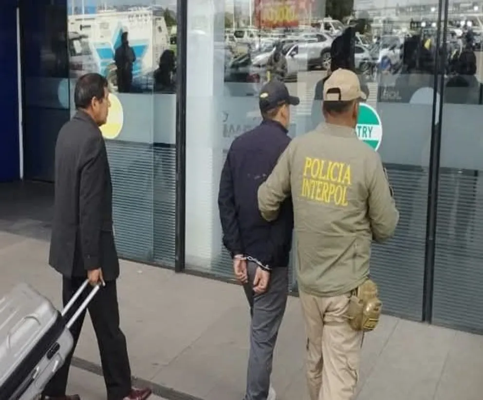 Un integrante de Interpol Bolivia en uno de los operativos de entrega. Foto: Interpol Bolivia