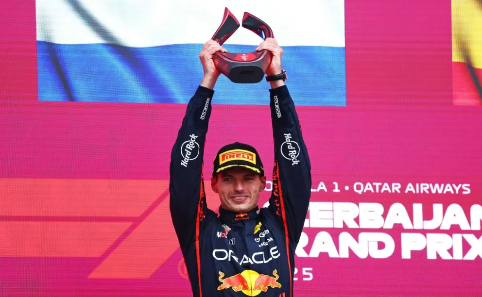 Sostenido el trofeo con sus dos manos, Max Verstappen celebra su victoria en el Gran Premio de Azerbaiyán. Foto: Red Bull