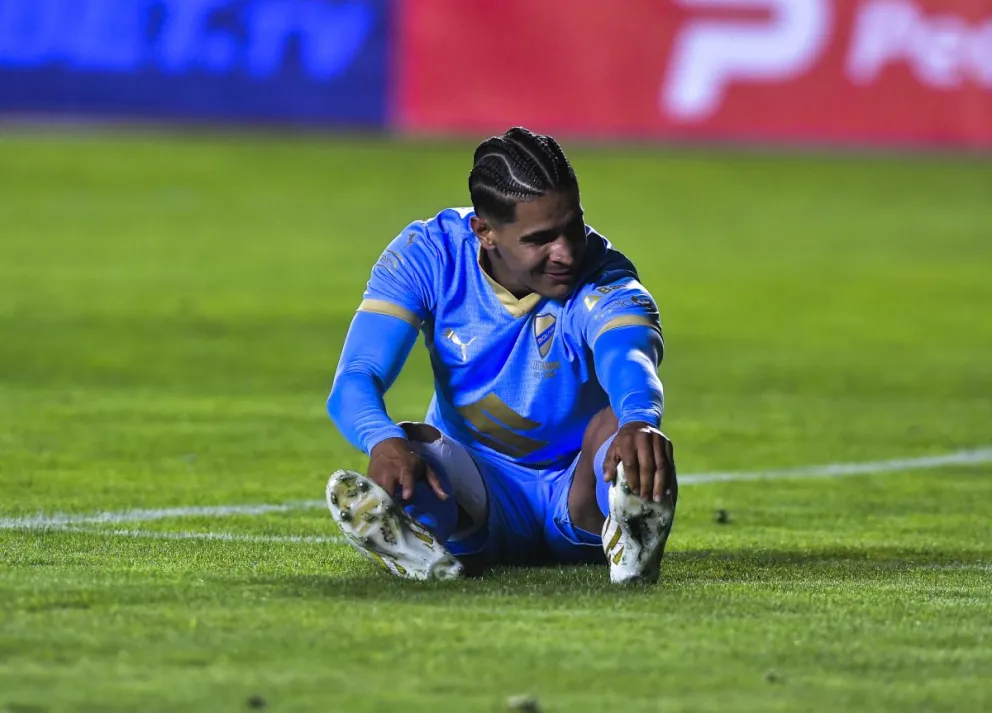 Cataño, en el césped, con su vendaje en la pierna derecha durante el cotejo con Guabirá. Foto: APG.