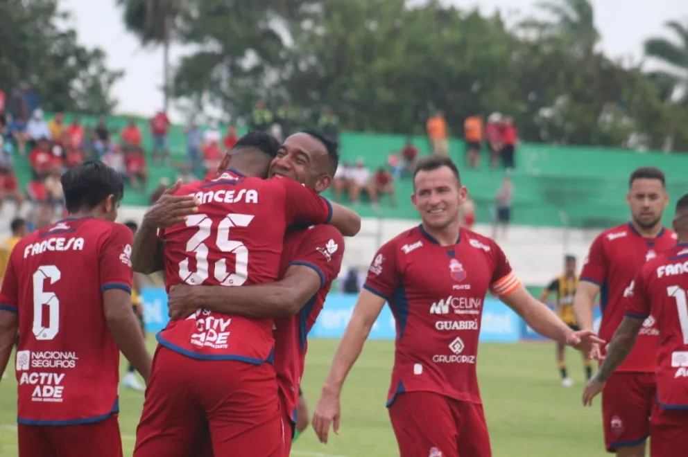 Jugadores de Guabirá celebran uno de sus goles. Foto: Agencia Marka Registrada.