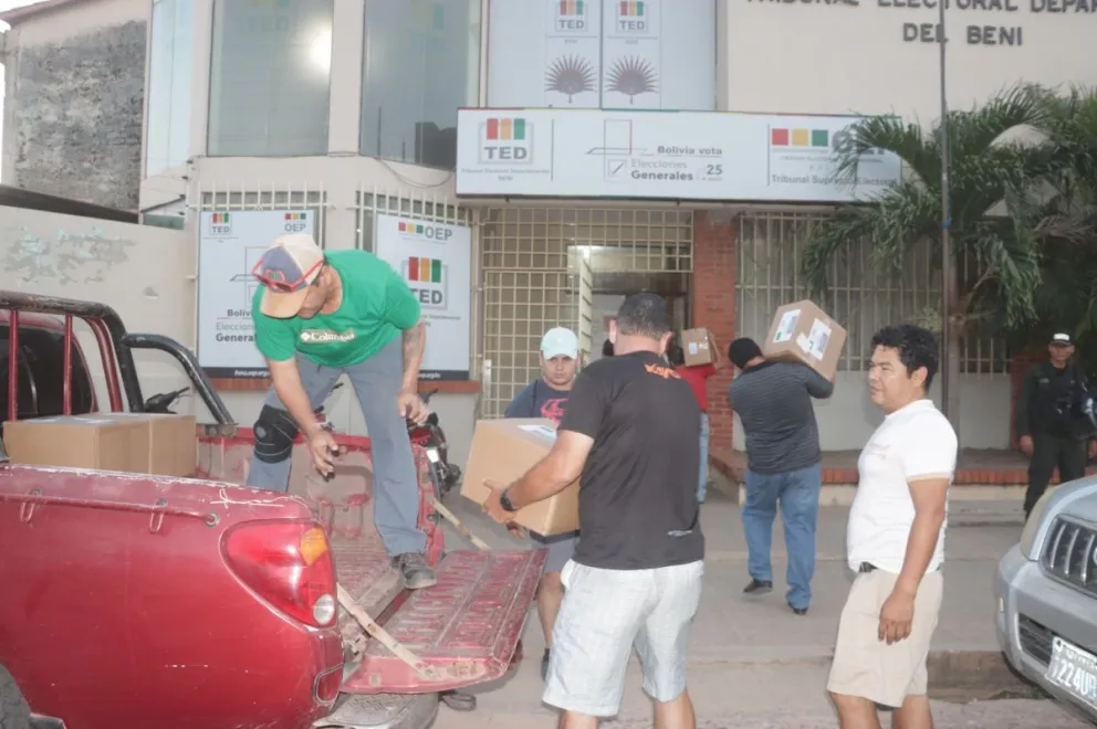 La llegada de las cajas con las boletas electorales. Foto: TED Beni