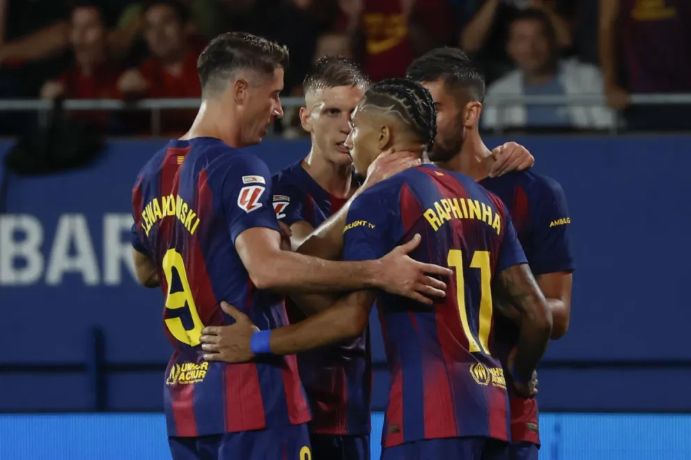  Jugadores del Barcelona celebran el segundo gol convertido por Ferran Torres. Foto: EFE