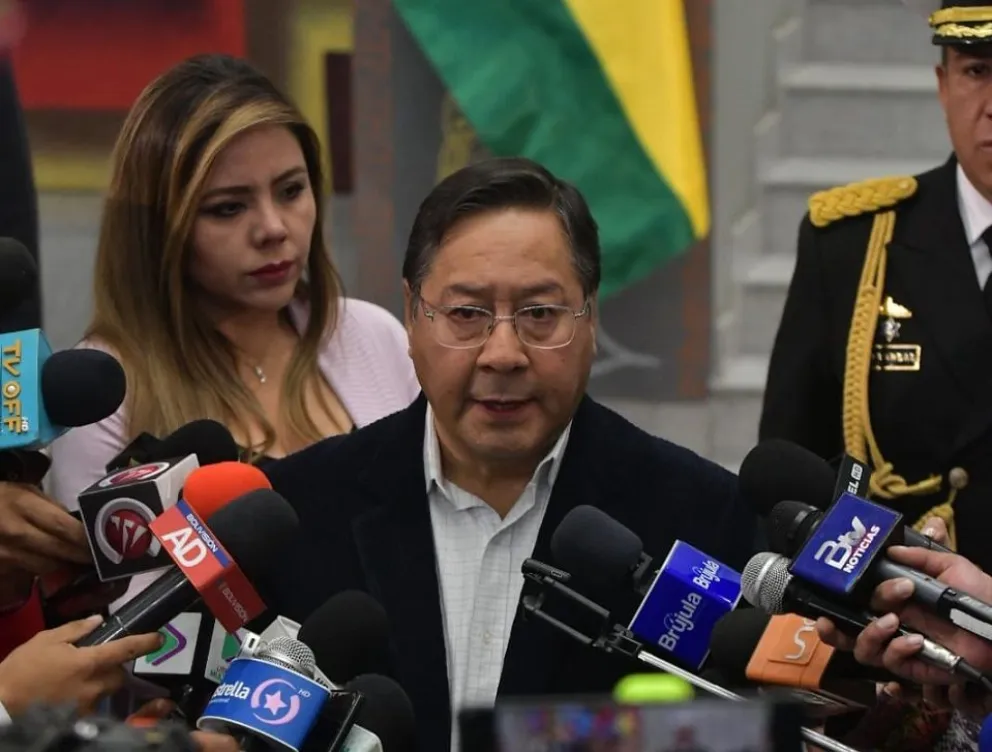 El presidente Luis Arce en contacto con medios de comunicación. Foto: APG