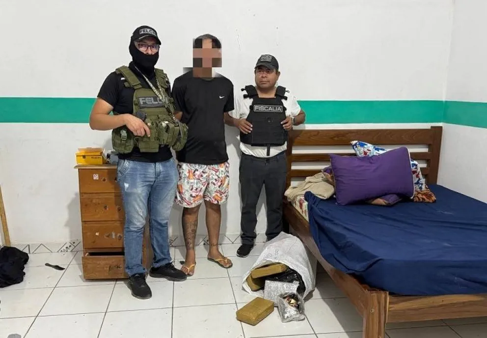 Los efectivos de la Policía custodian al detenido. Foto: Ministerio de Gobierno