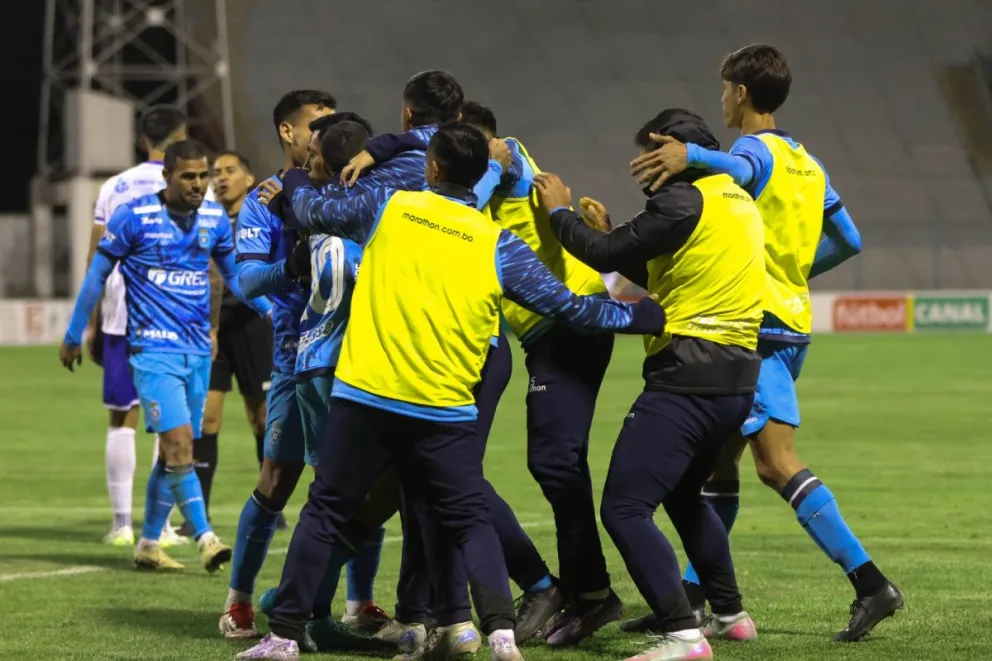 Los jugadores de Blooming festejan su cuarto gol en Oruro. Foto: APG.