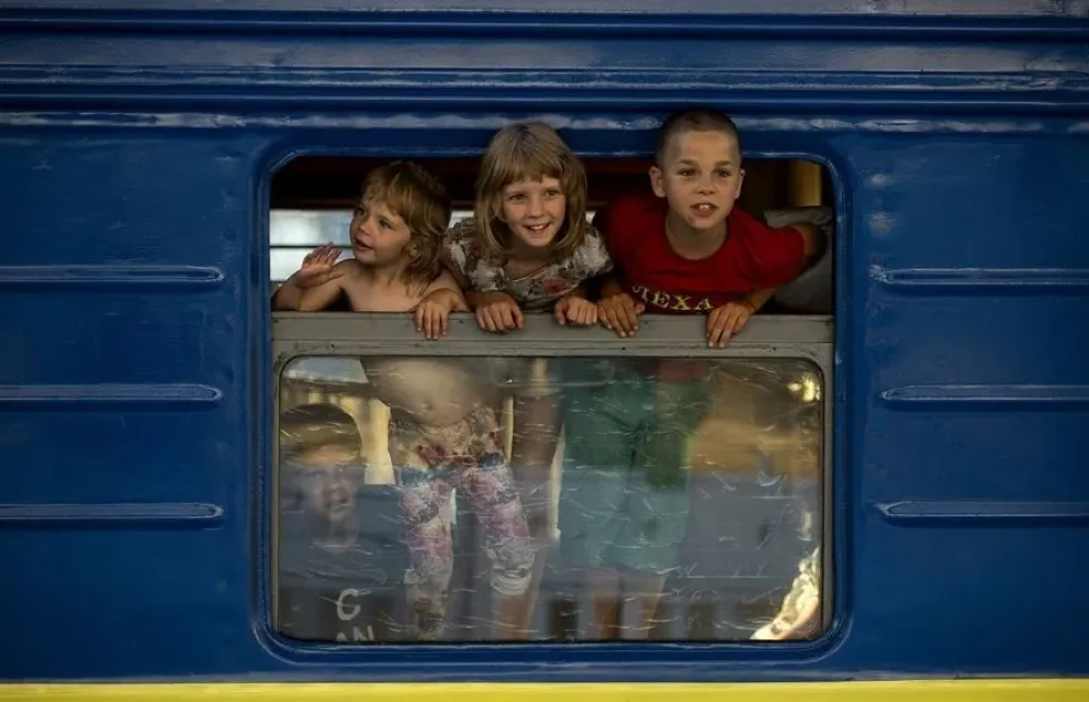 Niños viajan en un tren habilitado para evacuar a población del Donbás, en una imagen de archivo. Foto: EFE