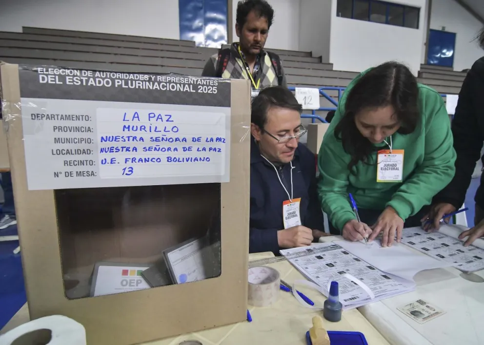 Jurados electorales que trabajaron el 17 de agosto en una mesa en La Paz. Foto: APG 