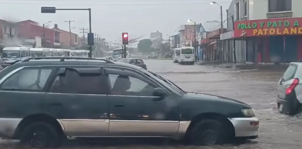 Calles inundadas en Santa Cruz este lunes por la intensa lluvia. Foto: Captura de video