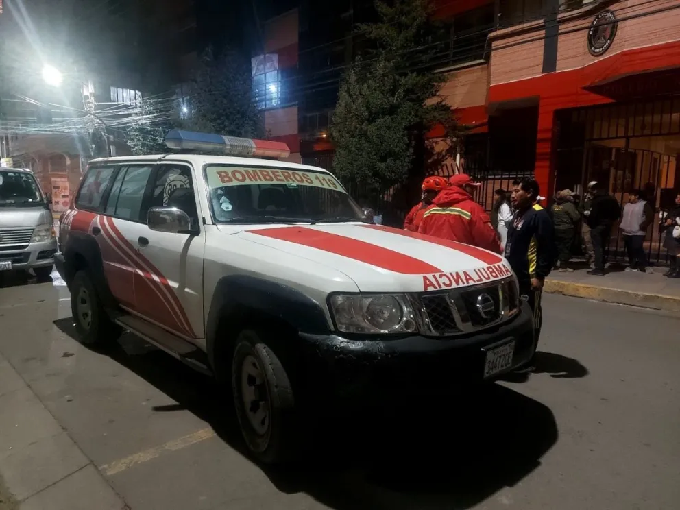 Una ambulancia en el centro de salud donde fue trasladada la menor fallecida. Foto: RRSS