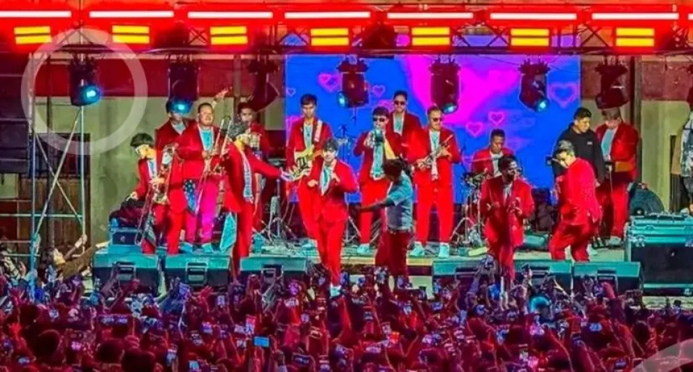 El grupo Sangre Cumbiera durante su actuación ayer en Oruro. Foto: RRSS