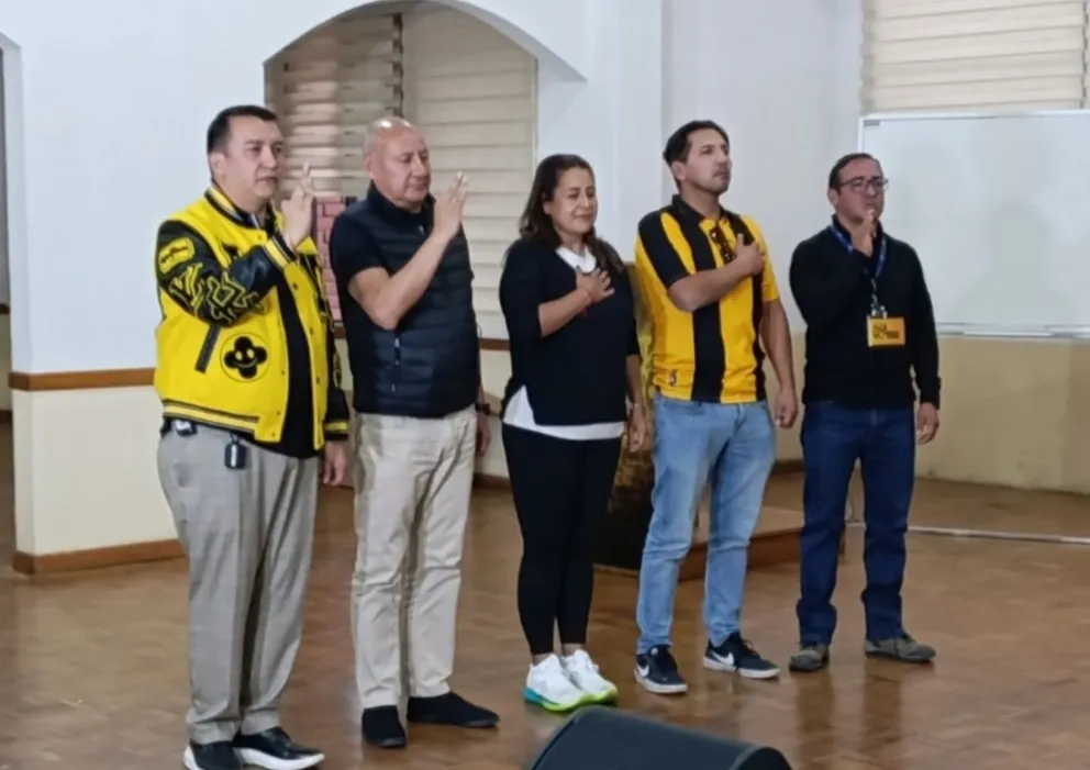 Terrazas, primero de la izquierda, junto a su comité ejecutivo. Foto: MBLL