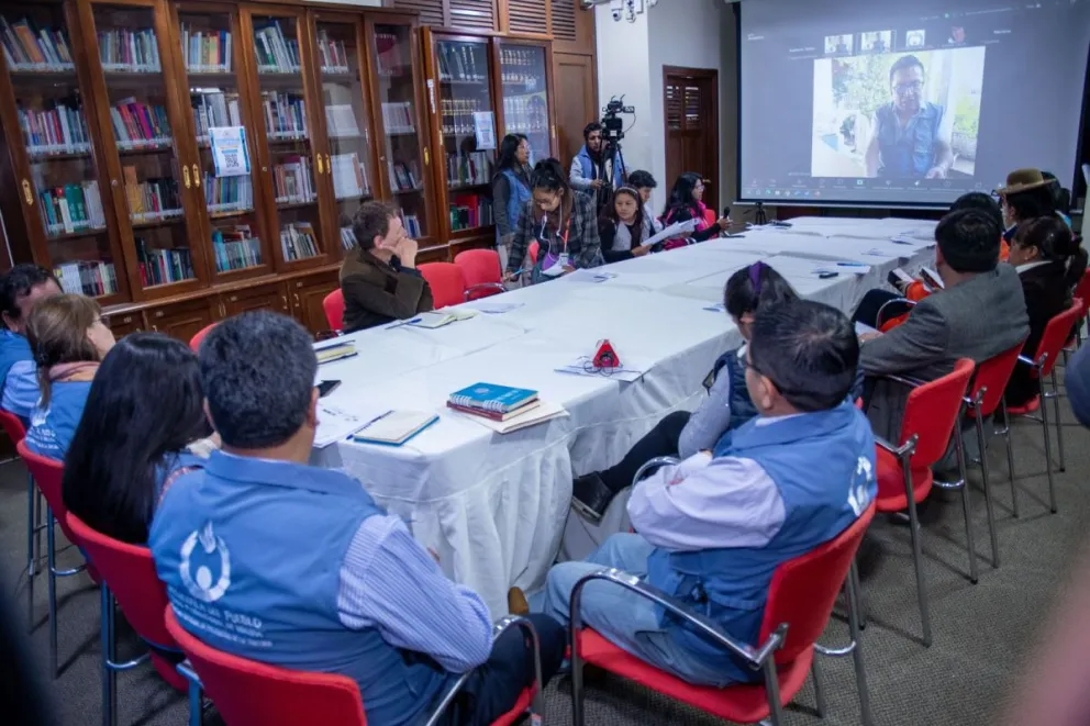 Funcionarios de la entidad durante una reunión. Foto: Defensoría del Pueblo