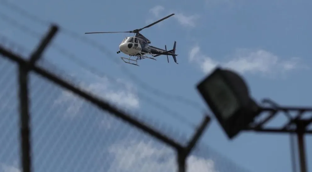 Un helicóptero de la Policía sobrevuela una cárcel ecuatoriana, en una imagen de archivo. Foto: EFE