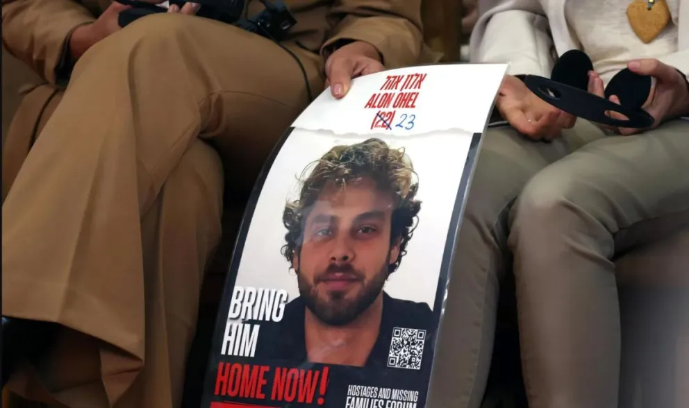 Un cartel con la imagen del ciudadano israelí-serbio Alon Ohel, secuestrado en Gaza por Hamas. Foto: EFE