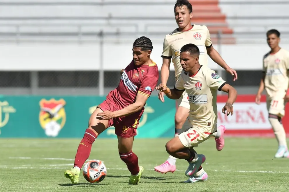 Luis Alí (iz.) controla la pelota y trata de sacarse la marca de Guilder Cuéllar. Foto: Agencia Marka Registrada