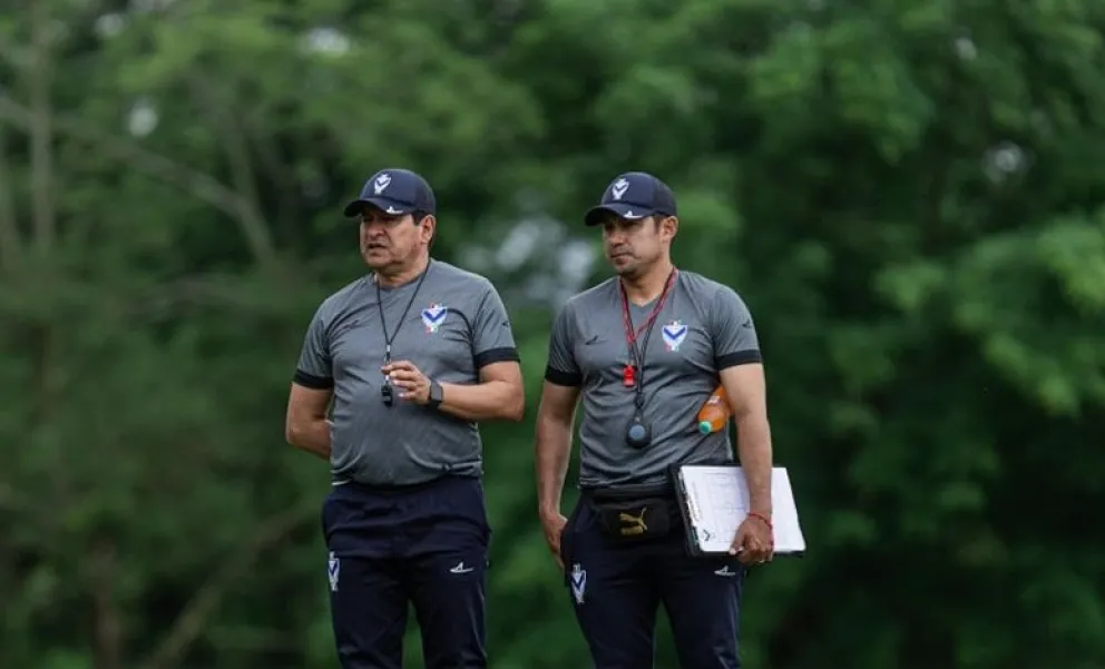 Villegas (izq.) con sus asistente técnico. Foto: GV San José.