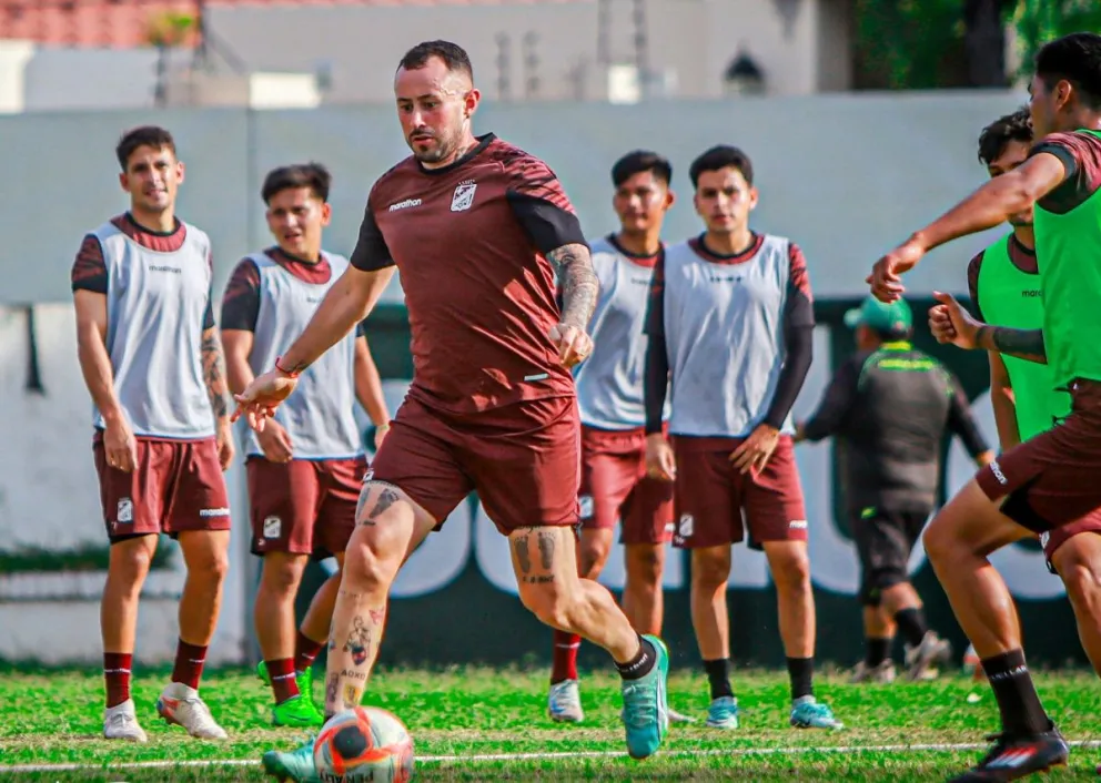 Rodrigo Amaral controla la pelota en un entrenamiento de Oriente. Foto: club Oriente Petrolero