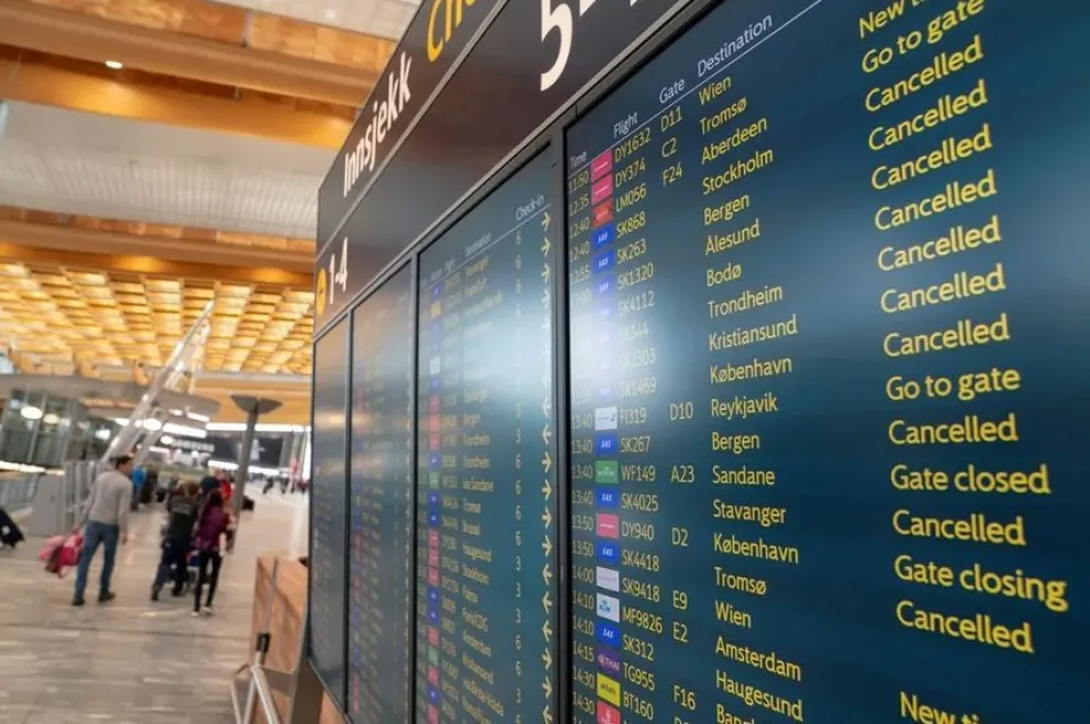 Un panel informativo muestra vuelos cancelados en el aeropuerto de Oslo. Foto: EFE